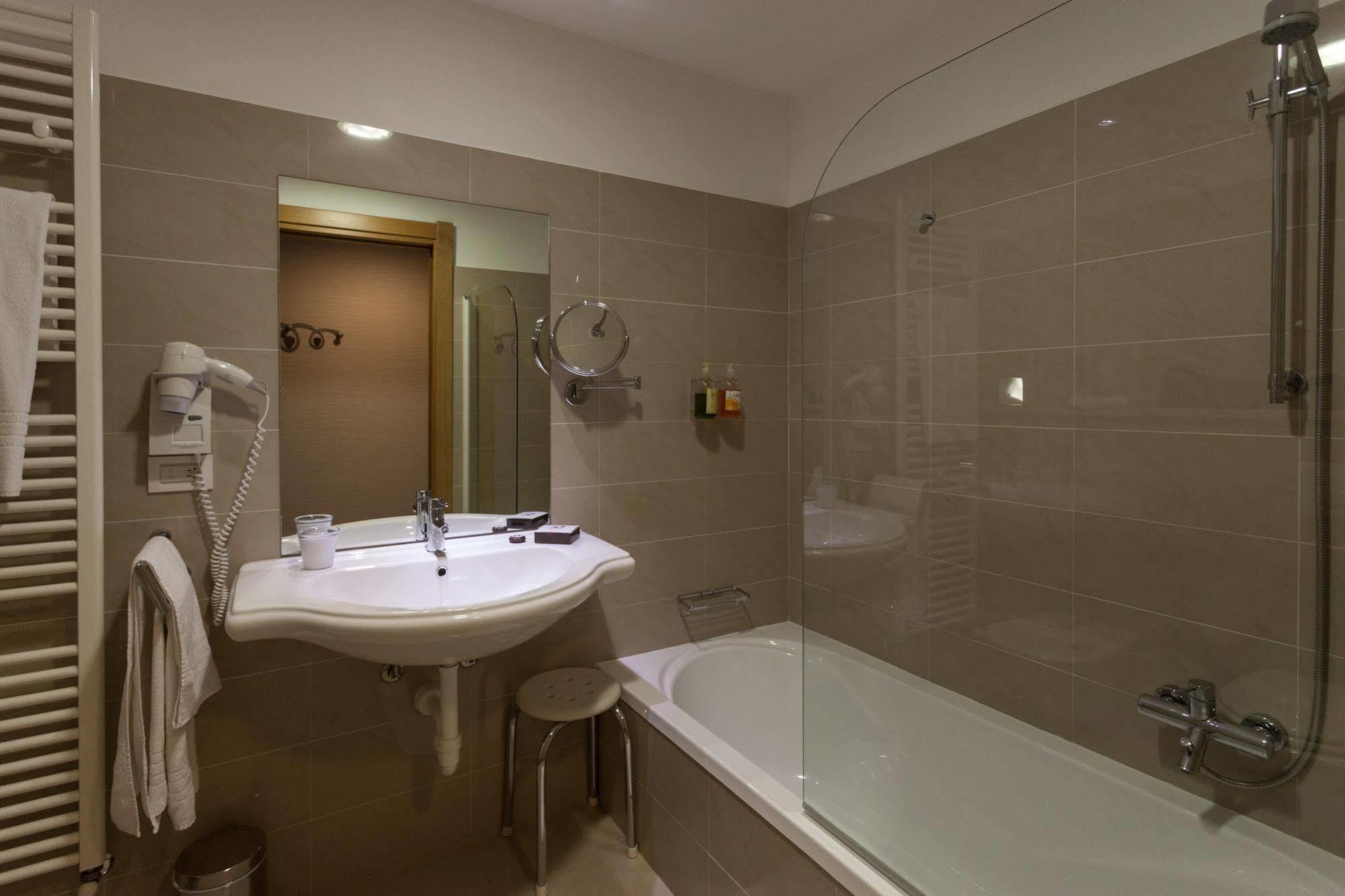 Best Western Ivrea Crystal Palace Banchette D'Ivrea Екстер'єр фото